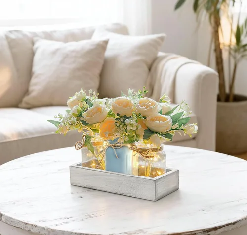 Vista 3 de Mkono Luces de Frasco Mason Centro de Mesa Decoración de Mesa para Comedor Bandeja de Madera Estilo Granja con 3 Frascos Flores Piezas Centrales