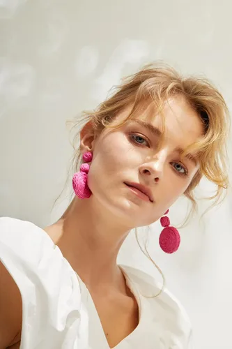 Vista 6 de Aretes de bola de rafia boho para mujer, aretes redondos de rafia Joyería de vacaciones de verano en la playa