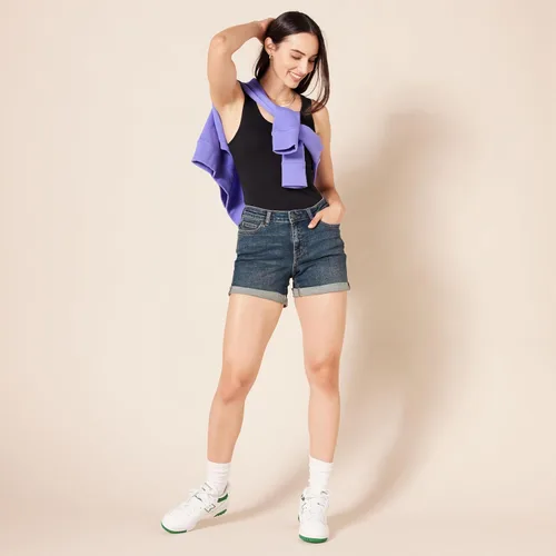 Vista 5 de Tienda Essentials Pantalones cortos de mezclilla ajustados de tiro medio de 4 pulgadas para mujer