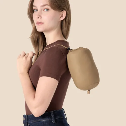 Vista 73 de Amazon Essentials - Abrigo acolchado, ligero y resistente al agua con capucha para mujer, disponible en talla extragrande