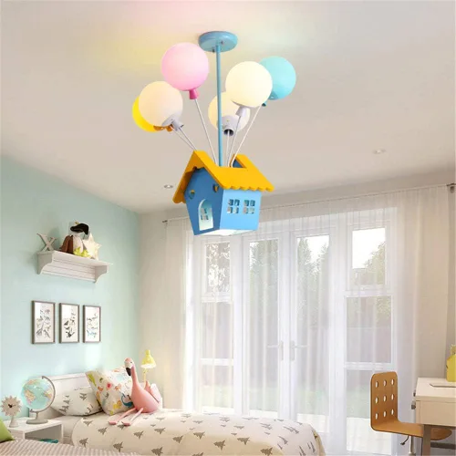 Vista 4 de RUNNUP Candelabro creativo de globos con casa de madera, 7 luces, cristal multicolor, colgante de techo para dormitorio infantil, habitación