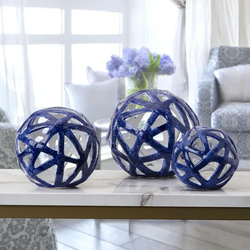 Vista 4 de Elements Juego de 3 esferas decorativas de cerámica, bolas decorativas azules para el hogar, acabado azul oscuro brillante, decoración moderna