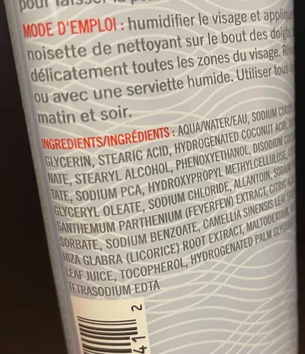 Vista 9 de First Aid Beauty - Limpiador facial Pure Skin, elimina eficazmente el maquillaje, la suciedad y las impurezas, limpiador suave deja la piel suave