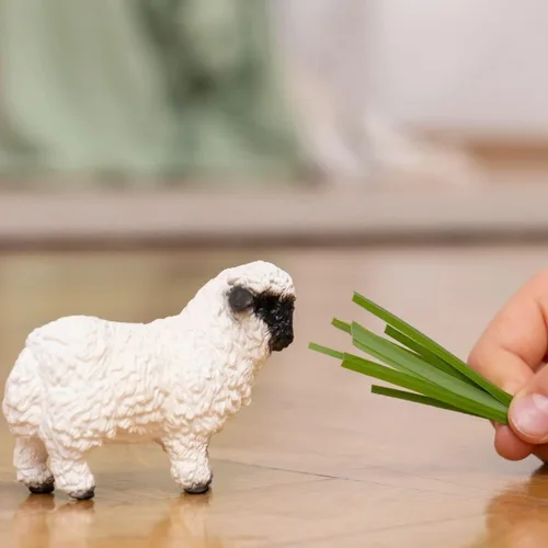 Vista 2 de Schleich Farm World - Valais - Juguete de oveja de nariz negra - Juguetes realistas de animales de granja para niños a partir de 3 años