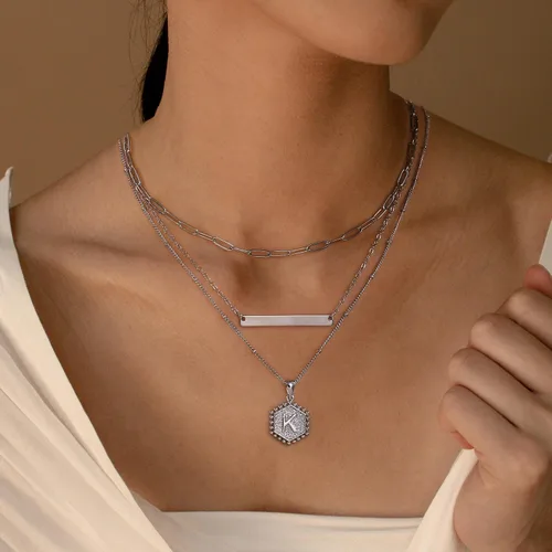 Vista 4 de Turandoss Collares de plata con iniciales en capas para mujer, chapado en oro blanco de 14 quilates, collar de cadena de clip con dije de letra