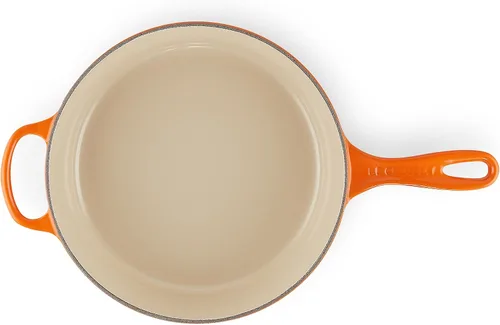 Vista 4 de Le Creuset Cacerola de Hierro Fundido Esmaltado Signature Cassadou, 3.75 qt., Flame
