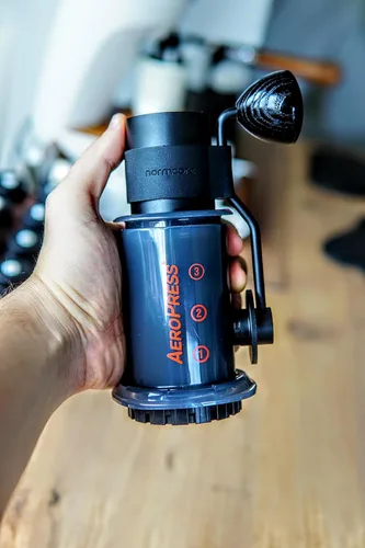 Vista 5 de Normcore Molinillo de café manual V2 – Molinillo de café manual con rebaba cónica contemporánea de acero inoxidable de 1.496 in – Ajustes ajustables