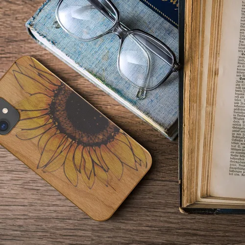 Vista 3 de kwmobile Funda de madera compatible con Apple iPhone 11, diseño de girasol, amarillo y marrón oscuro, marrón claro