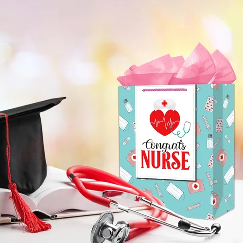 Vista 2 de PETCEE Bolsa de regalo de graduación para enfermeras, bolsa de regalo de felicitaciones para enfermeras con papel de seda para ella, regalos