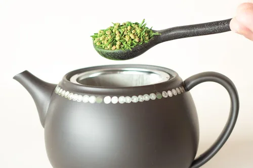Vista 4 de Breakaway Matcha: Té verde Genmaicha con arroz integral tostado y matcha - Kokoro verde - Bajo en cafeína - 3.53 oz (20 porciones) - Hecho en Japón