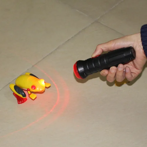 Vista 5 de Tipmant Sensor De Luz De Control Remoto Rana RC Simulación De Juguete Animal Falso Con Linternas Rojas - Amarillo