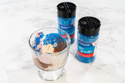 Vista 4 de Bakerpan Blue Jimmies Sprinkles - Gránulos Azules de 6 Onzas para Decoración de Pasteles - Gránulos Comestibles para Cupcakes, Helado, Decoraciones
