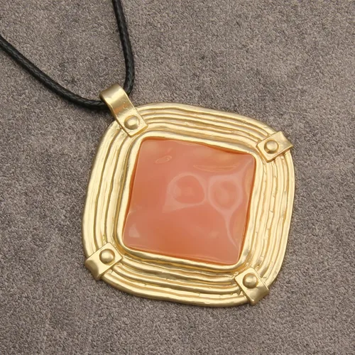 Vista 3 de Jeilwiy Collar de cuero para mujer, collar funky, gargantilla de cuerda con colgante, joyería de estilo bohemio