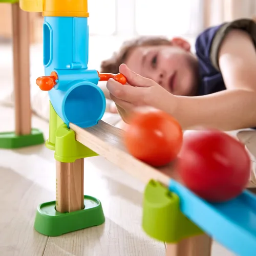 Vista 6 de HABA Kullerbu Traffic Jam Ball Track Juego de 33 piezas con embudo