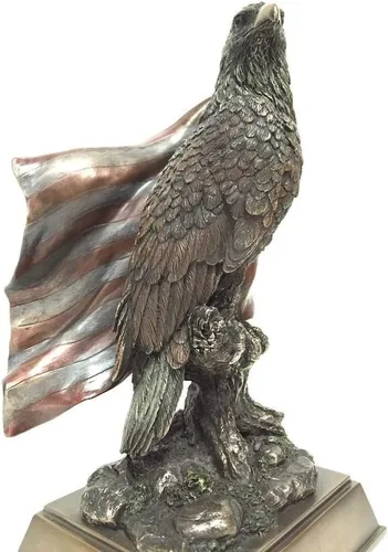 Vista 2 de Veronese American Pride - Escultura de estatua de águila calva con estrellas y rayas
