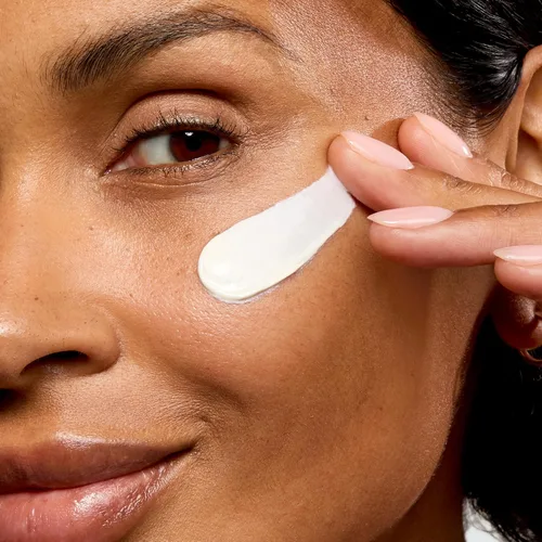 Vista 5 de No7 Lift & Luminate Crema facial de triple acción, sin fragancia, hidratante facial con SPF 30, formulada con péptidos de colágeno