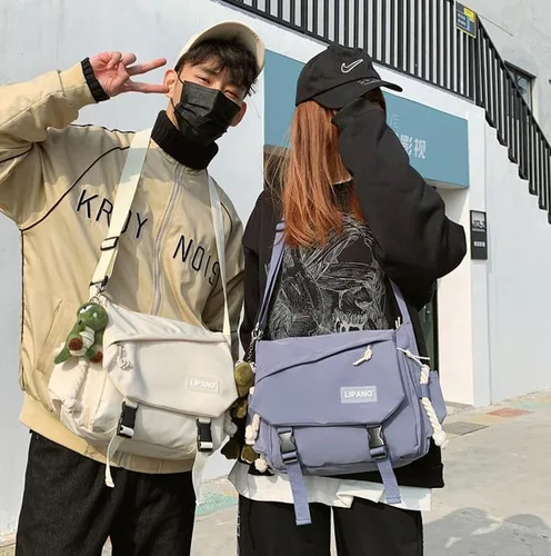 Vista 6 de Inshere Bolso cruzado estético con bonitos pines y adornos, bolsa de mensajero casual para el hombro, bolsa japonesa Kawaii para mujeres y hombres
