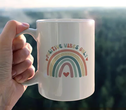 Vista 3 de Taza de cerámica retro Groovy Positive Vibes Boho Rainbow Heart de 11 onzas, taza de té con leche con asa, regalos positivos para mujeres