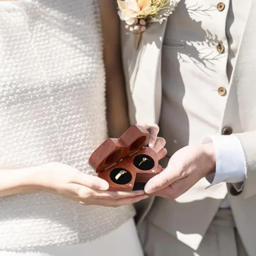 Vista 4 de Handicraftviet Caja para anillos Mr and Mrs – Caja de anillo hecha a mano con forma de corazón para ceremonia de boda, soporte para anillo de boda