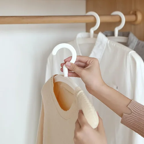 Vista 4 de Perchas antideslizantes para niños, perchas de ropa de bebé, estante de plástico para niños, perchas duraderas para ahorrar espacio, paquete de 20