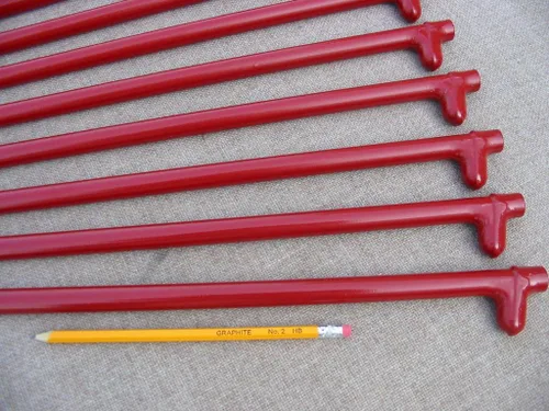 Vista 2 de Un paquete de 24 estacas de metal resistente. 18 pulgadas de largo. Acabado esmaltado al horno rojo