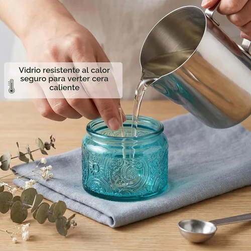 Vista 5 de Paquete de 18 recipientes de vela de vidrio en relieve de 4 onzas con tapas y etiquetas de bambú, tarros de vela azules para hacer velas, diseño