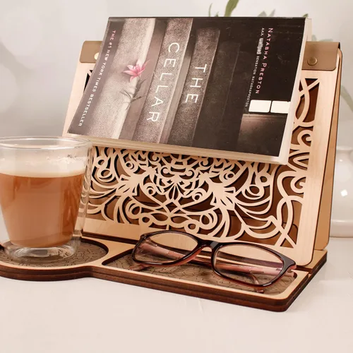 Vista 2 de Book Nook - Soporte de valet de lectura con taza de café, vasos, soporte para teléfono celular, soporte para libros triangular de madera y protector