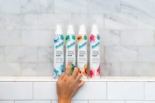 Vista 5 de Batiste - Espuma limpiadora sin agua + brillo con leche de coco, 3.6 onzas