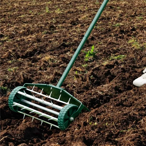 Vista 4 de Goplus Aireador de césped rodante, 18 pulgadas para jardín y patio, con púas de empuje giratorias, para aireación de suelo, herramienta de aireación
