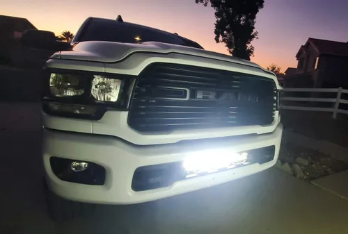Vista 4 de iJDMTOY Barra de luz LED de 20 pulgadas para montaje en rejilla inferior compatible con Dodge RAM 2500 3500 2020 en adelante, incluye barra de luz
