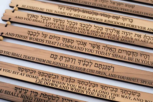 Vista 3 de Olive Wood Gifts Shop Placa hecha a mano «SHEMA Israel Prayer» (16.5 x 11.5 pulgadas, inglés/hebreo) – Deuteronomio 6:4-9, decoración artística