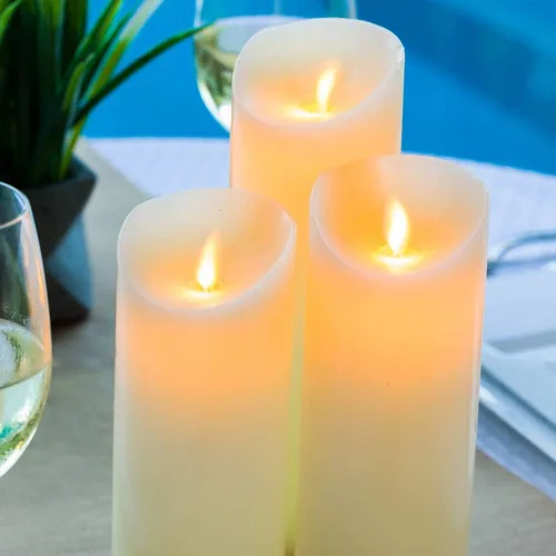 Vista 3 de Restaurantware Fire Tek - Velas de pilar sin llama de 3 x 7 pulgadas, 10 velas LED programables, llama bailarina para el hogar, bodas y fiestas
