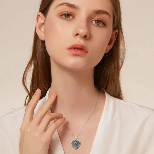 Vista 5 de SOULMEET - Collar con relicario en forma de corazón con girasol donde se pueden guardar fotografías de personas para tenerlas cerca de ti joyería