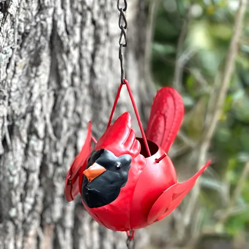 Vista 6 de Cadena de lluvia de metal de 85 pulgadas con 7 pájaros cardenales rojos tridimensionales, acabado marrón rústico, campana pesada en la parte