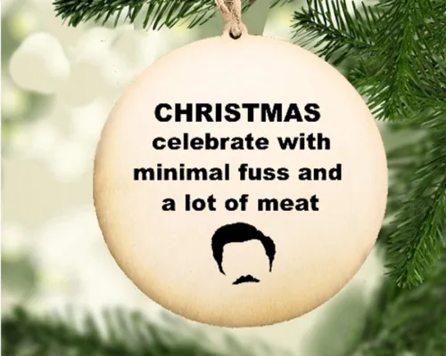 Vista 4 de Divertido regalo de adorno navideño de madera, un montón de carne, diseño original hecho a mano