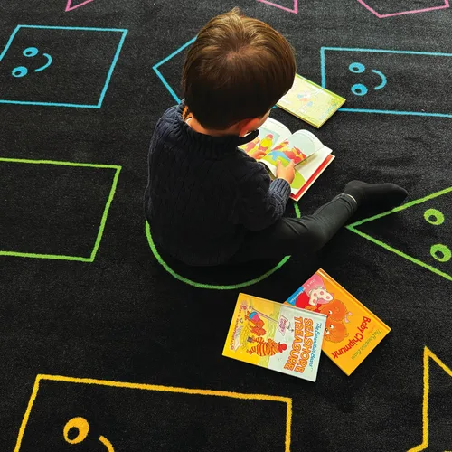 Vista 2 de Zety - Alfombra de nailon para aula, 7.6 x 12 pies, alfombra educativa con cara sonriente para habitación de niños, aula, guardería y aprendizaje