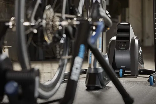 Vista 4 de Wahoo KICKR HEADWIND Ventilador controlado por frecuencia cardíaca/velocidad para entrenadores de bicicletas en interiores, bicicletas