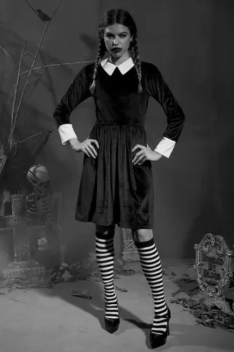 Vista 2 de Spadehill Disfraz de Halloween para mujer, vestido de terciopelo negro con cuello de Peter Pan