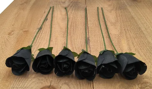 Vista 6 de 6 rosas de madera negras medio abiertas para manualidades, ramos personalizados y otros proyectos. 16 colores para elegir. Negro