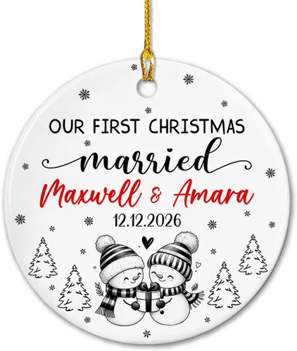 Vista 23 de Adorno de cerámica Our First Christmas Together, adorno de Navidad 2025 personalizado con nombre y fecha, renos para colgar en cerámica, regalo
