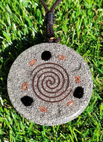 Vista 2 de Collar con Colgante Reversible de Orgón de Geometría Sagrada GRANDE 2.25 pulgadas 10.7cm