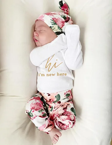 Vista 2 de Conjunto de 4 piezas de ropa para bebé recién nacida con texto en inglés Im New Here, Blanco a
