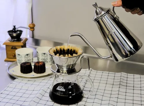 Vista 2 de Karita Kalita Tsubamesanjo - Cafetera de acero inoxidable, 23.7 fl oz (23.7 fl oz), boca fina, boquilla, fuego recto, fabricada en Japón, olla