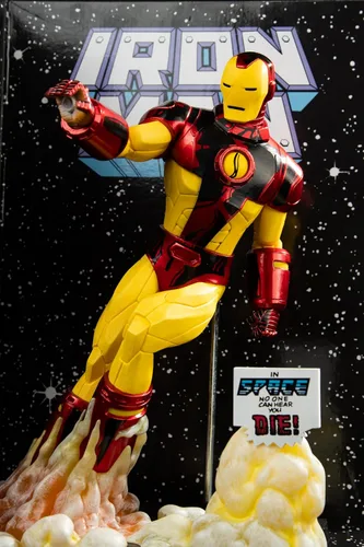 Vista 3 de McFarlane Marvel Iron Man - Juguete coleccionable a escala 1:6 con escena y cómic (Iron Man #256)