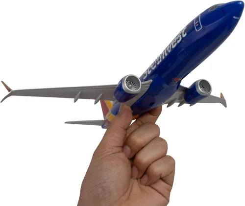 Vista 4 de Daron Worldwide Trading Skymarks Southwest 737-Max8 1/130 W/WiFi Dome Model Avión, unisex para niños