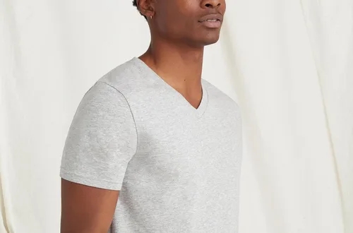 Vista 3 de MeUndies Camiseta elástica de algodón orgánico con cuello en V, tela exclusiva de Tienda