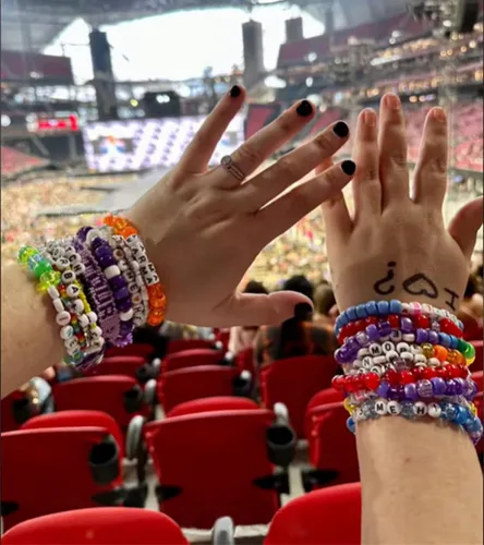 Vista 9 de YDJIA 5 pulseras Taylor Swiftie Joyería para la Eras Music Amistad Pulseras Amante Rojo Speak Now Fearless Swiftie Album Jewelry Eras Tour