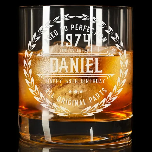 Vista 6 de Regalos de cumpleaños número 50 para hombres, vaso de whisky personalizado, ideas divertidas de regalo para hombre de 50 años, decoraciones de 50