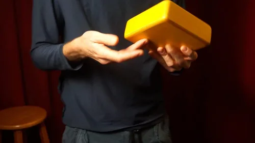 Vista 4 de El Kandu Clever Shaker es el primer tambor agitador con dos sonidos distintivos: un lado como una clave, el otro más como un bongo (azul)