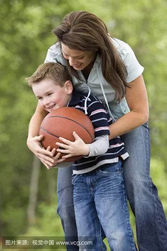 Vista 6 de Mamá y papá a mi hijo regalo baloncesto con palabras impresas en la pelota tamaño oficial siete baloncesto personalizado con bolsa y aguja